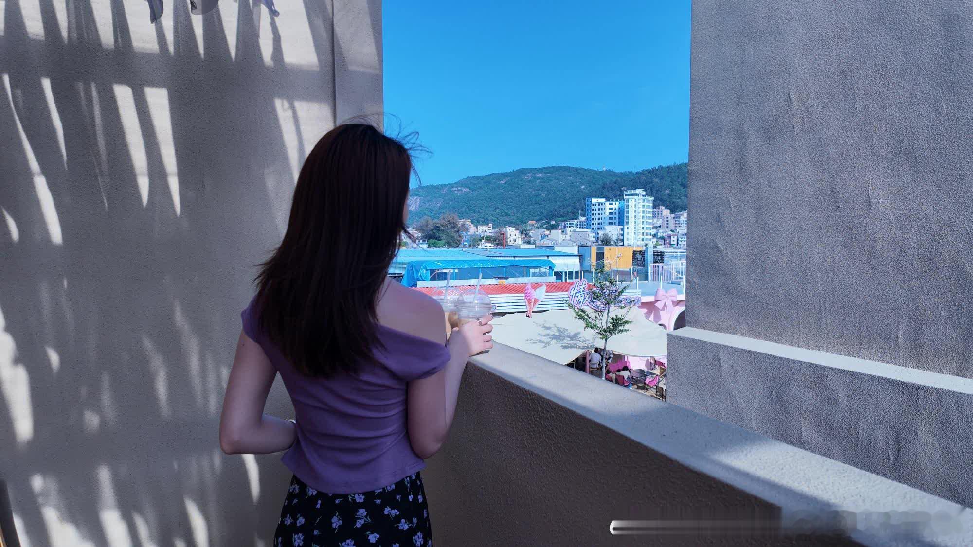 春暮帖·默斋主人原创歌词主歌踏风来 暮色染青衫红瘦香残 新绿漫过四月檐扁舟轻解垂