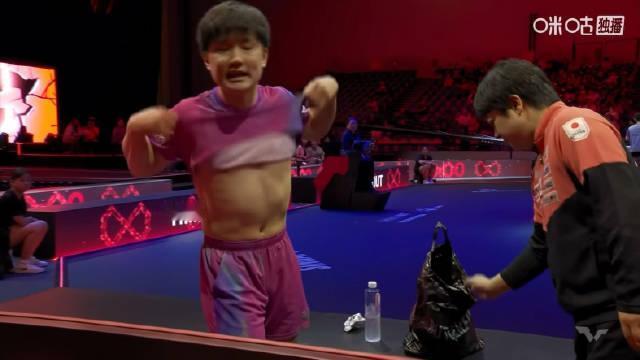 当时裁判都愣住了。
 
9比7，张本智和正处于领先，突然被裁判叫住，原因不是因为