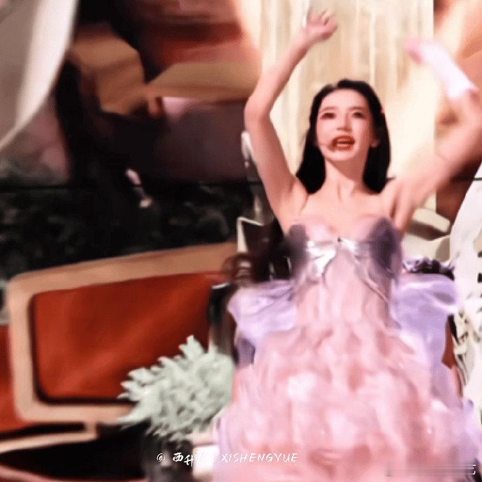 代斯转身定点动作代斯这个嘘好萌 这期浪姐二公的舞台代斯这个嘘好萌，好喜欢姐姐带来