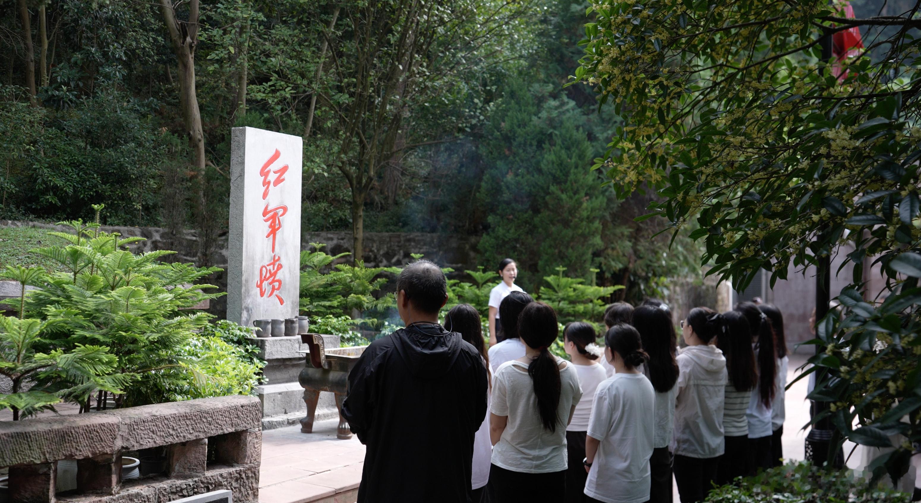 在遵义重温长征记忆说起遵义，长征故事一定不会缺席。这片红色热土承载着厚重的革命记