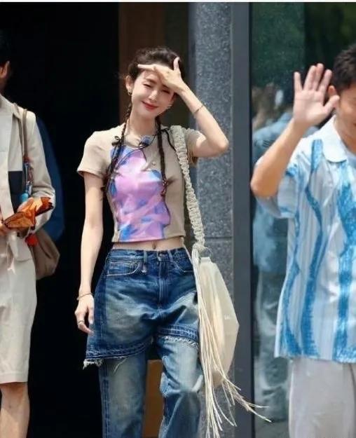 娜扎出洋相啦，穿了两条裤子而不自知，出门太急了吧 ​#娜扎装不了一点# #娜扎绝