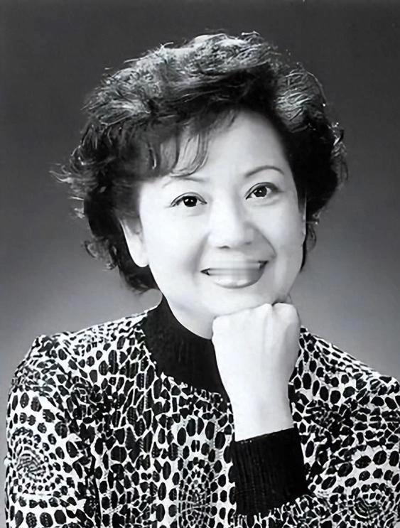 李胜素回老家手把手教人复排《穆桂英挂帅》那阵子，眼睛是亮的。2024年，外头传她