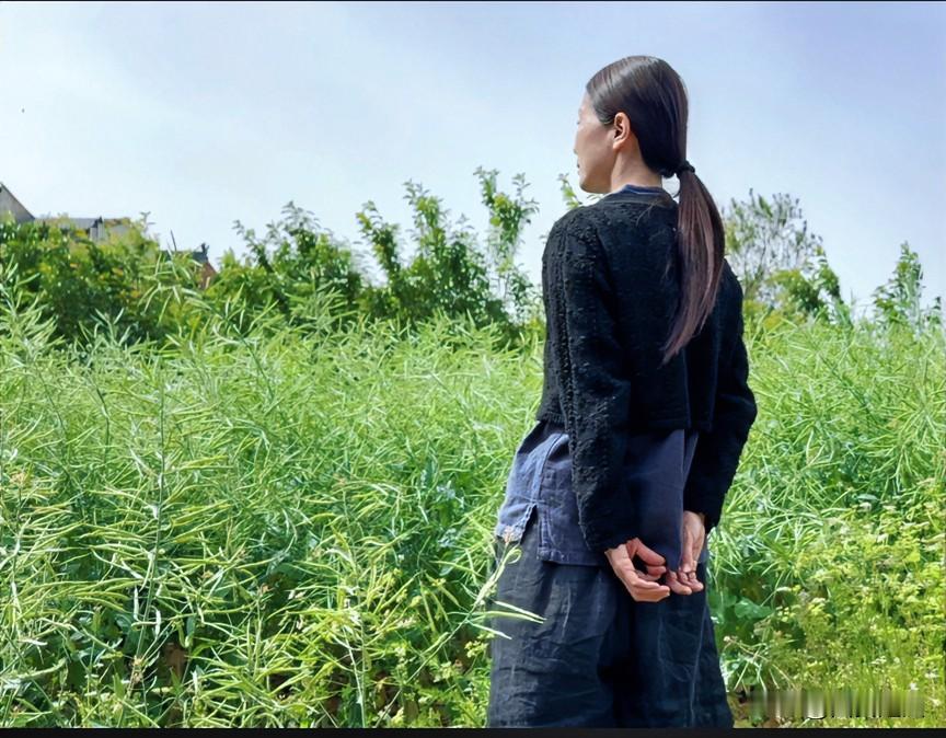 立夏 小院女贞如雪簌簌，皂角垂着青绿的铃铛，李子树缀满青涩的梦。母亲弯腰点豆的身