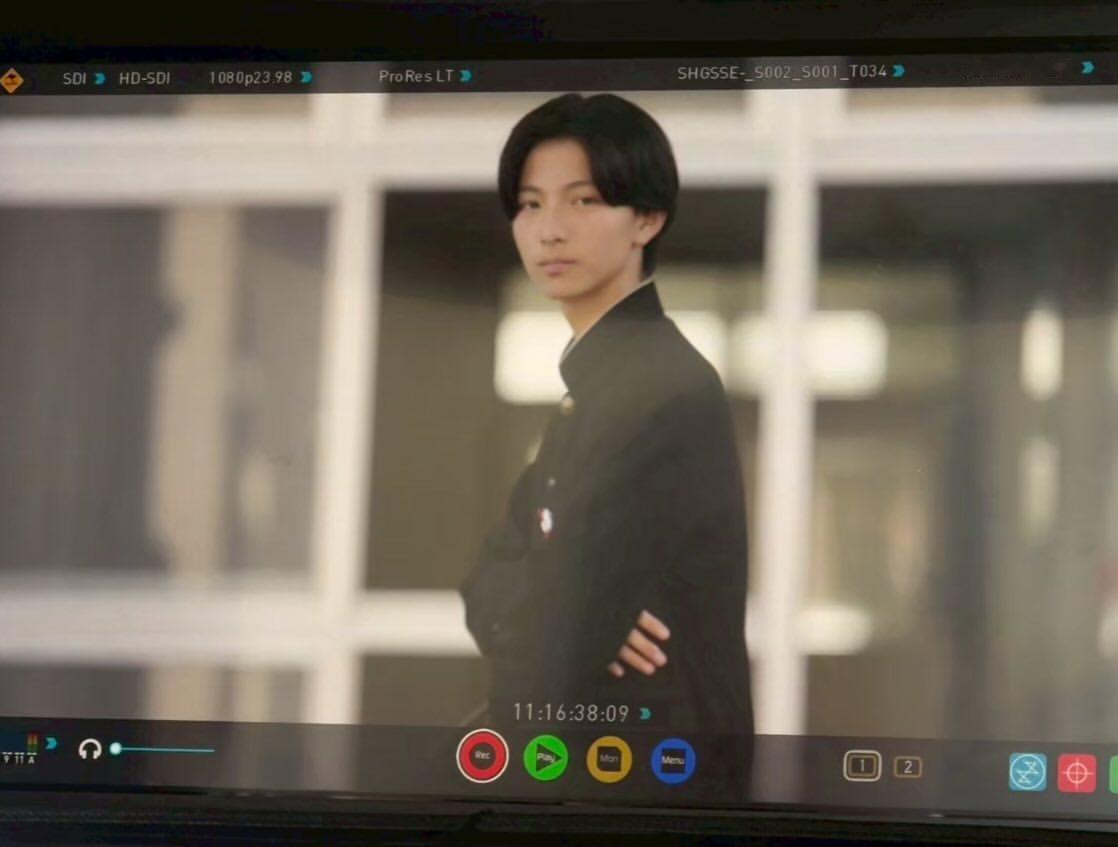 日剧伪装的真实之吻  ｜堀口壹吹更新ins🆕第三张拿着手持小风扇的人