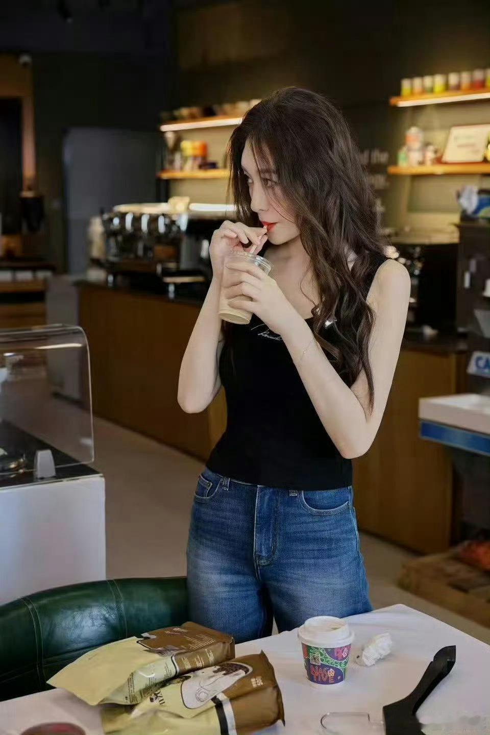 李小冉承认衰老的残酷就是一种力量李小冉才是真正的活出自己吧！记不住歌词就反复练习