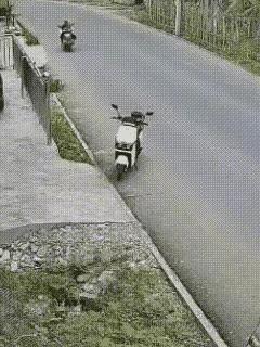 《乱停车害死人》

无论是汽车，还是电动车自行车。乱停乱放都是错误的。
路边这台