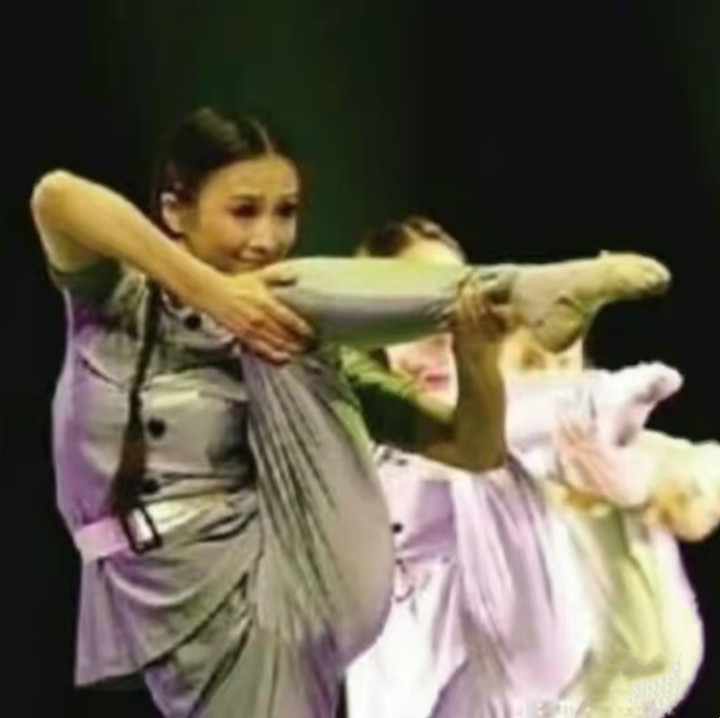 弟弟biu～biu～干翻全场相亲局，是因为两家父母认识，就想让儿女们也认识认识，