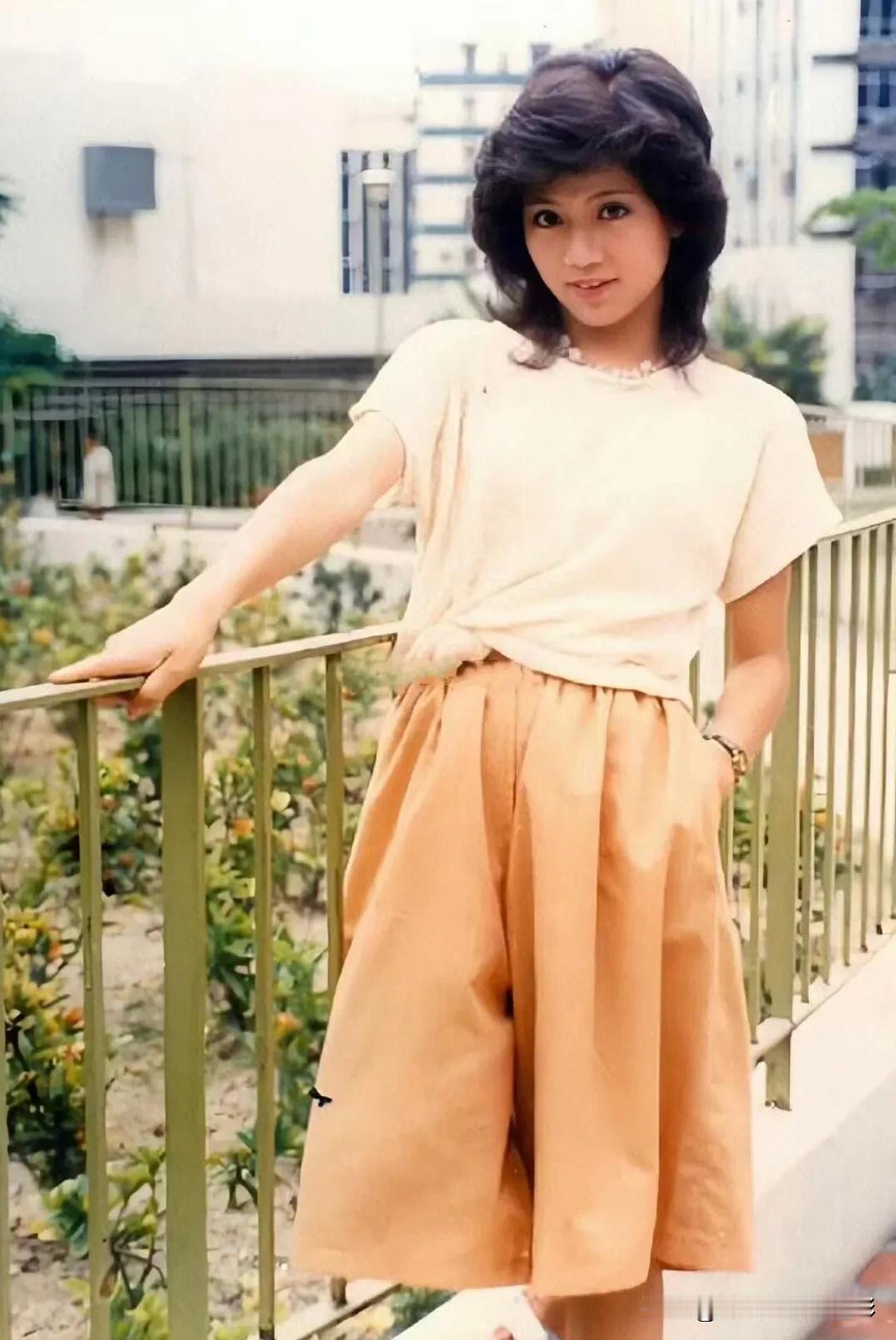 花影摇曳处，美人倚栏笑🌼