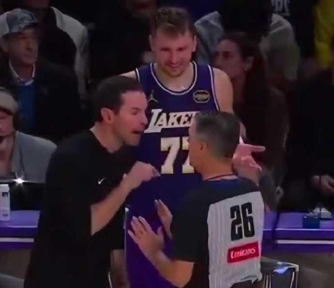 就雷迪克指着裁判骂的架势，泰伦卢就做不出来！

很多快船球迷诟病泰伦卢，除了战术