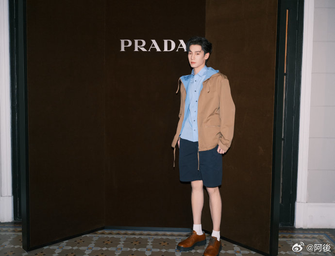 刘骏包出片的穿prada的刘骏好帅 穿 Prada 的刘骏又帅又有型！高奢活动造