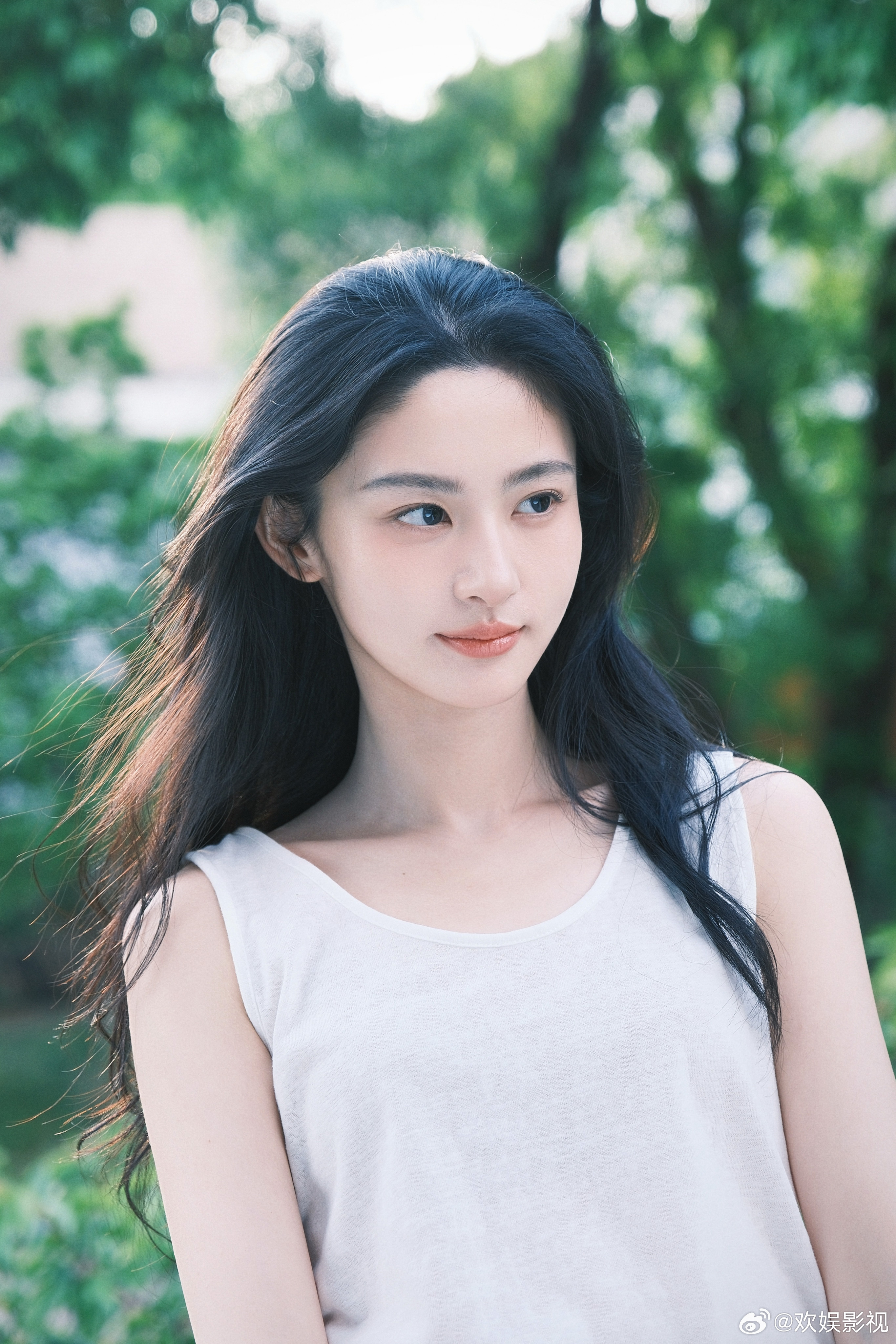 清风携晴，蝉鸣漫叙。欢娱影视演员最新夏日写真今日释出。 