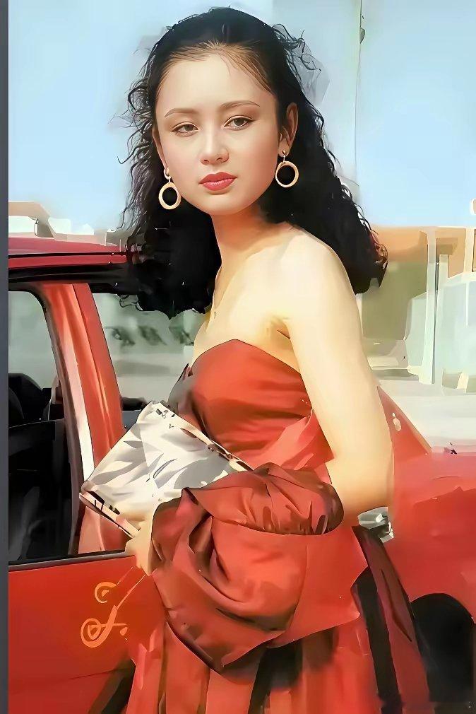 当年的陈凯歌，放弃大才女倪萍，转而投向陈红的怀抱，大抵是因为她漂亮。如今，他们的