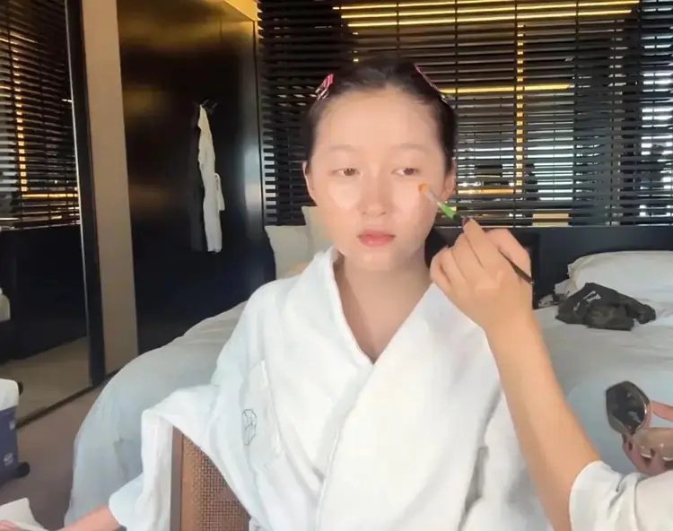 这是谁啊，，，怎么感觉素颜还没有一些网红的素颜好看，，，现在什么人都可以当明星了