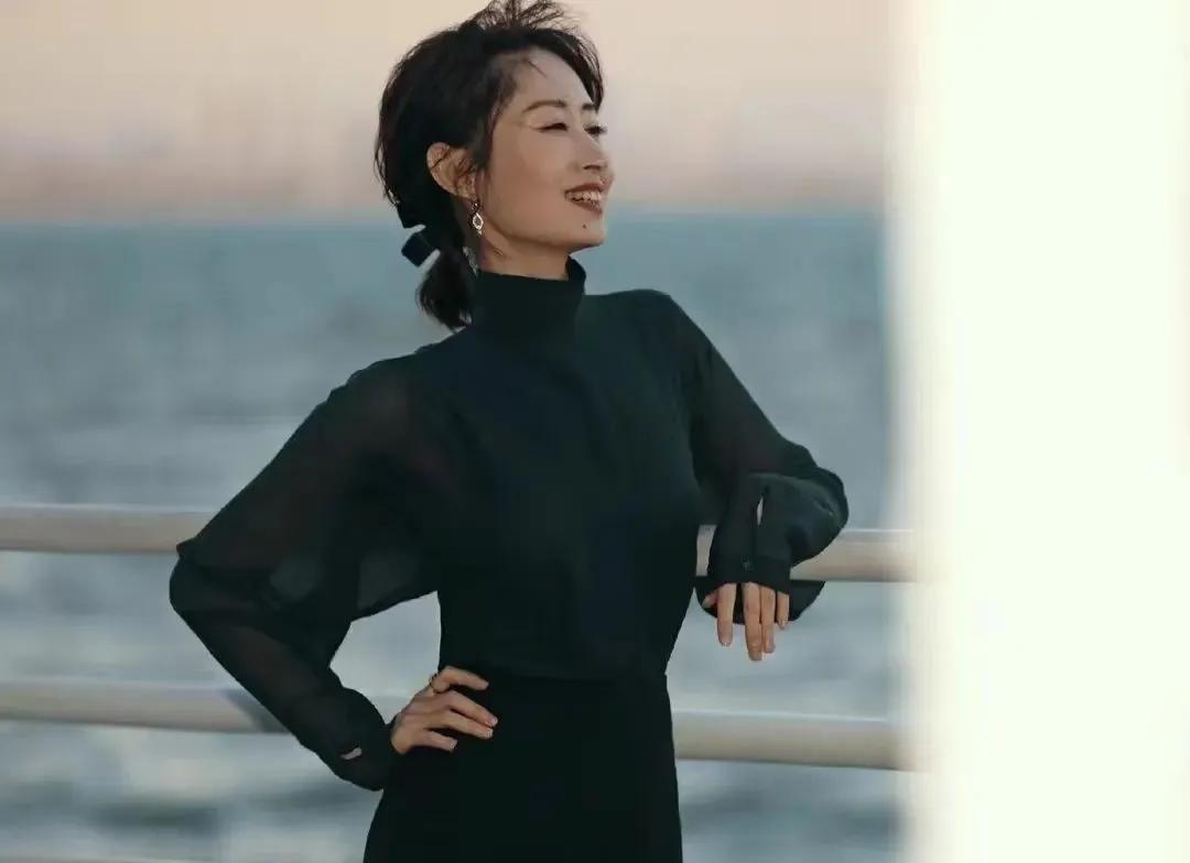 真的被刘敏涛这套墨绿色造型狠狠美到了！🍃
雪纺露背上衣搭配黑色高腰半身裙，墨绿