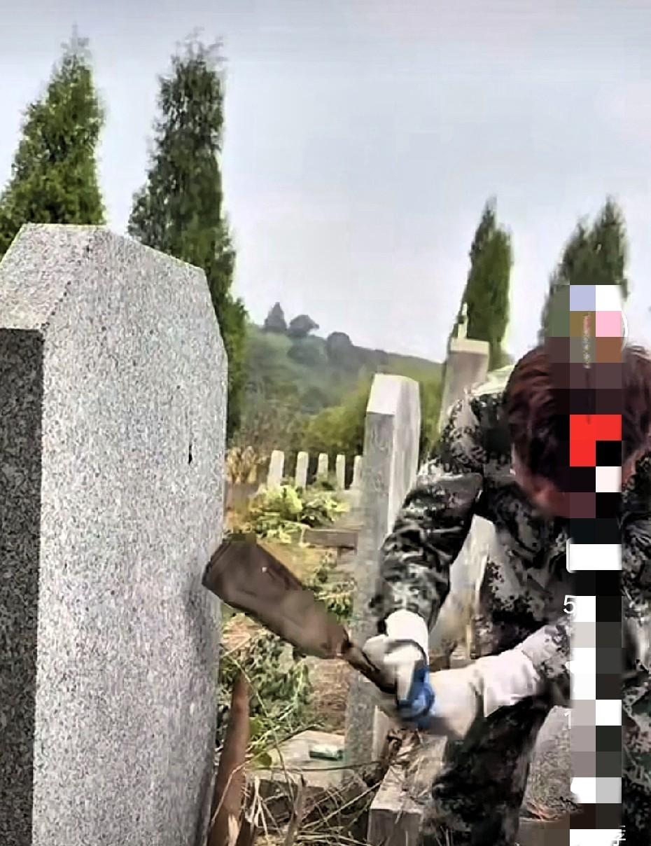 77名无名英雄被重新擦亮，志愿者们花了一个月把烈士陵园清理干净。先清理了杂草和垃