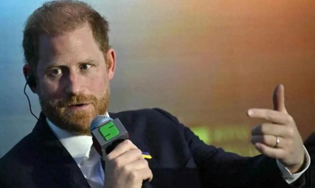 哈里访乌公开表态：我永远是英国王室一员，血缘身份改不了。
 
这是他第三次访问乌