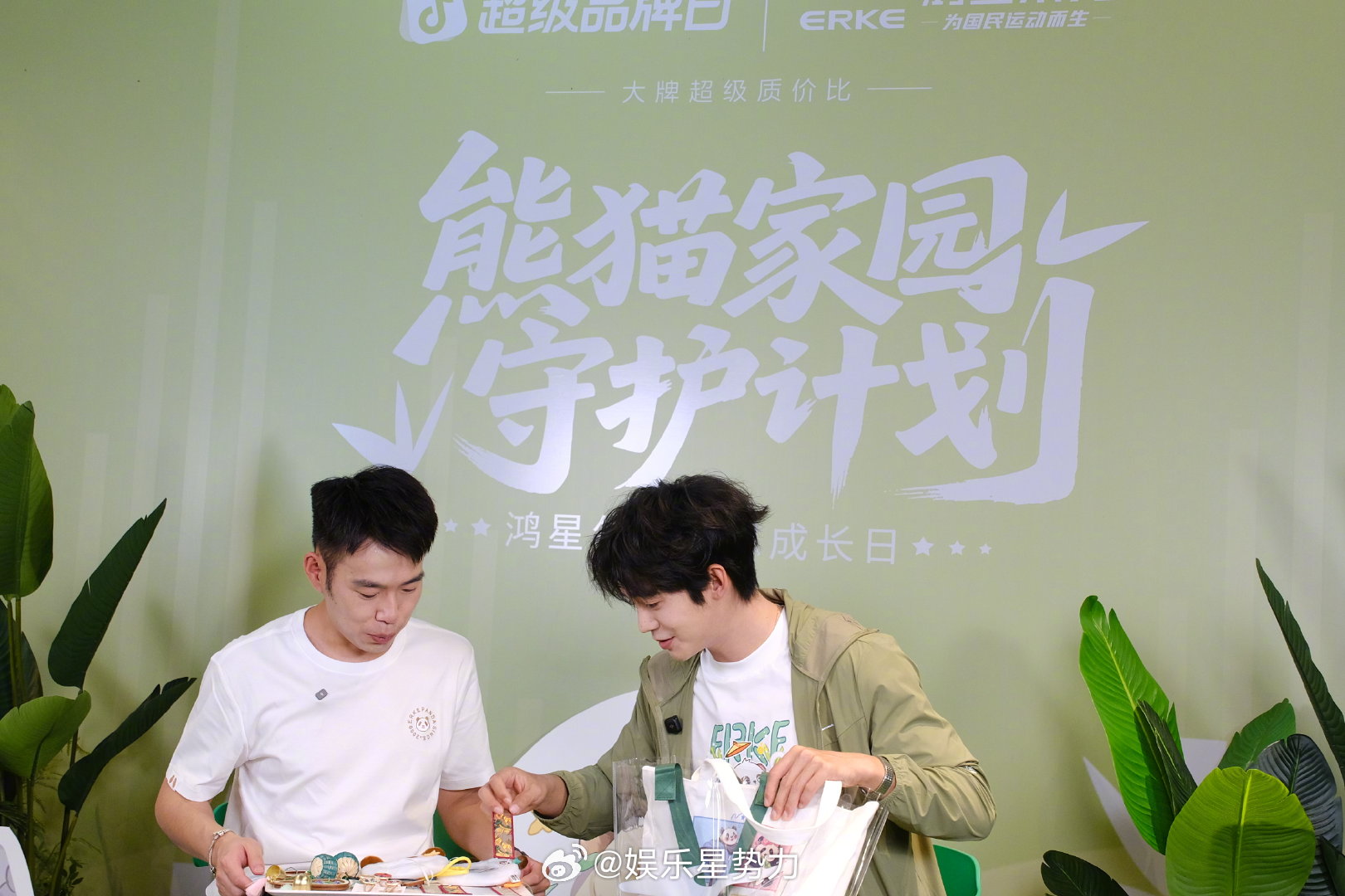 于适直播 谁还没被于适直播圈粉？聊熊猫保护时的专注度绝了，展示周边时像在分享自己