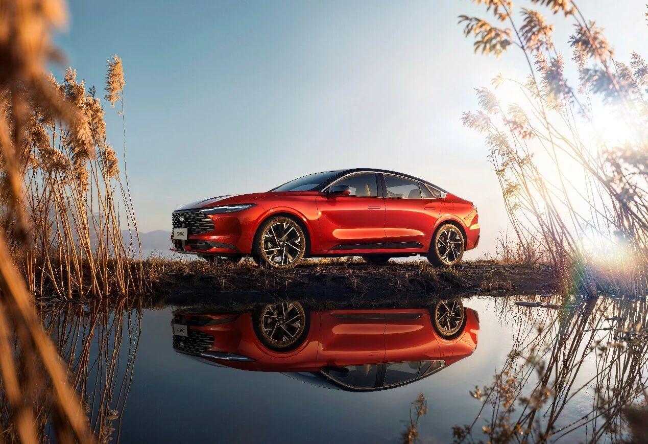 新蒙迪欧共推出6款车型，其中包括一款油电混动和5款燃油车型。
燃油版新蒙迪欧分别