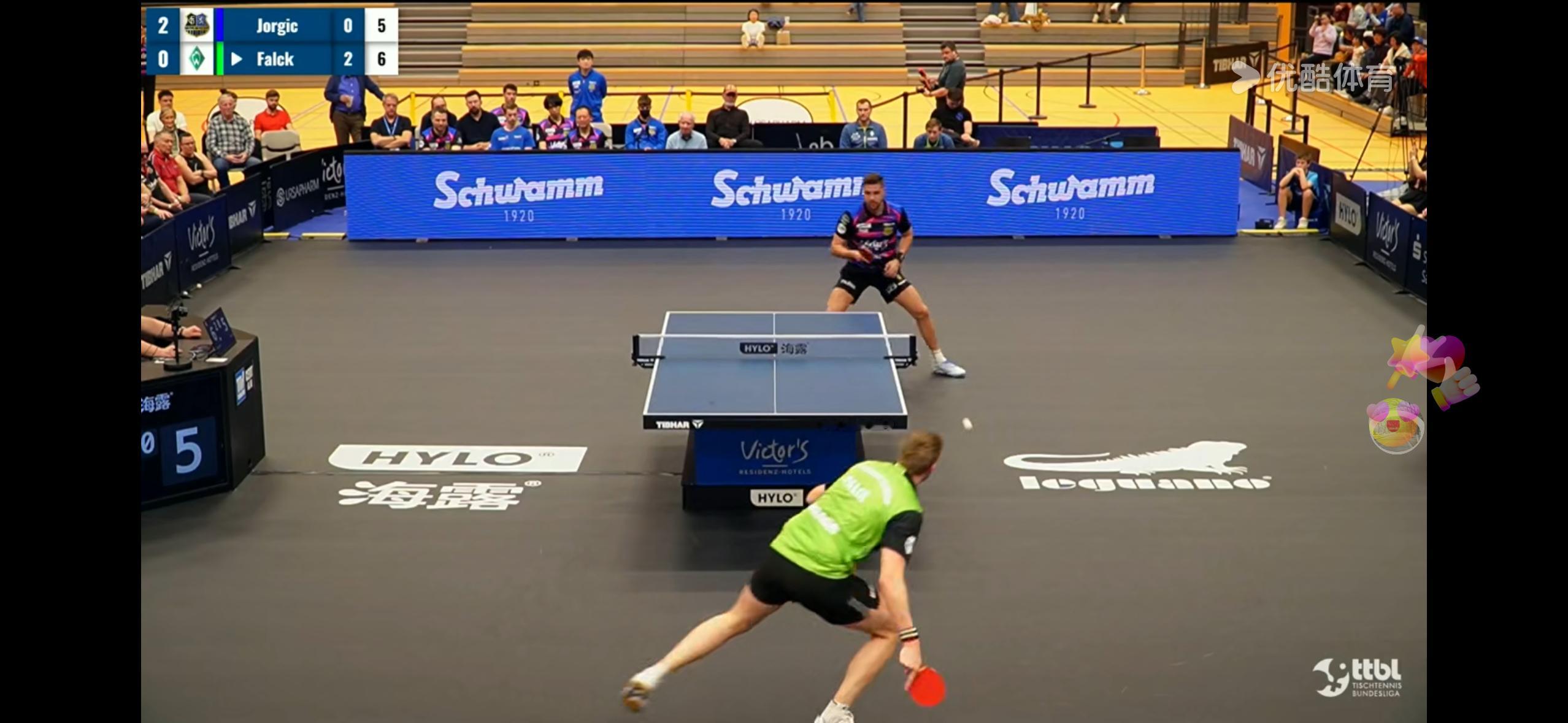 东子已经站起来热身了。 