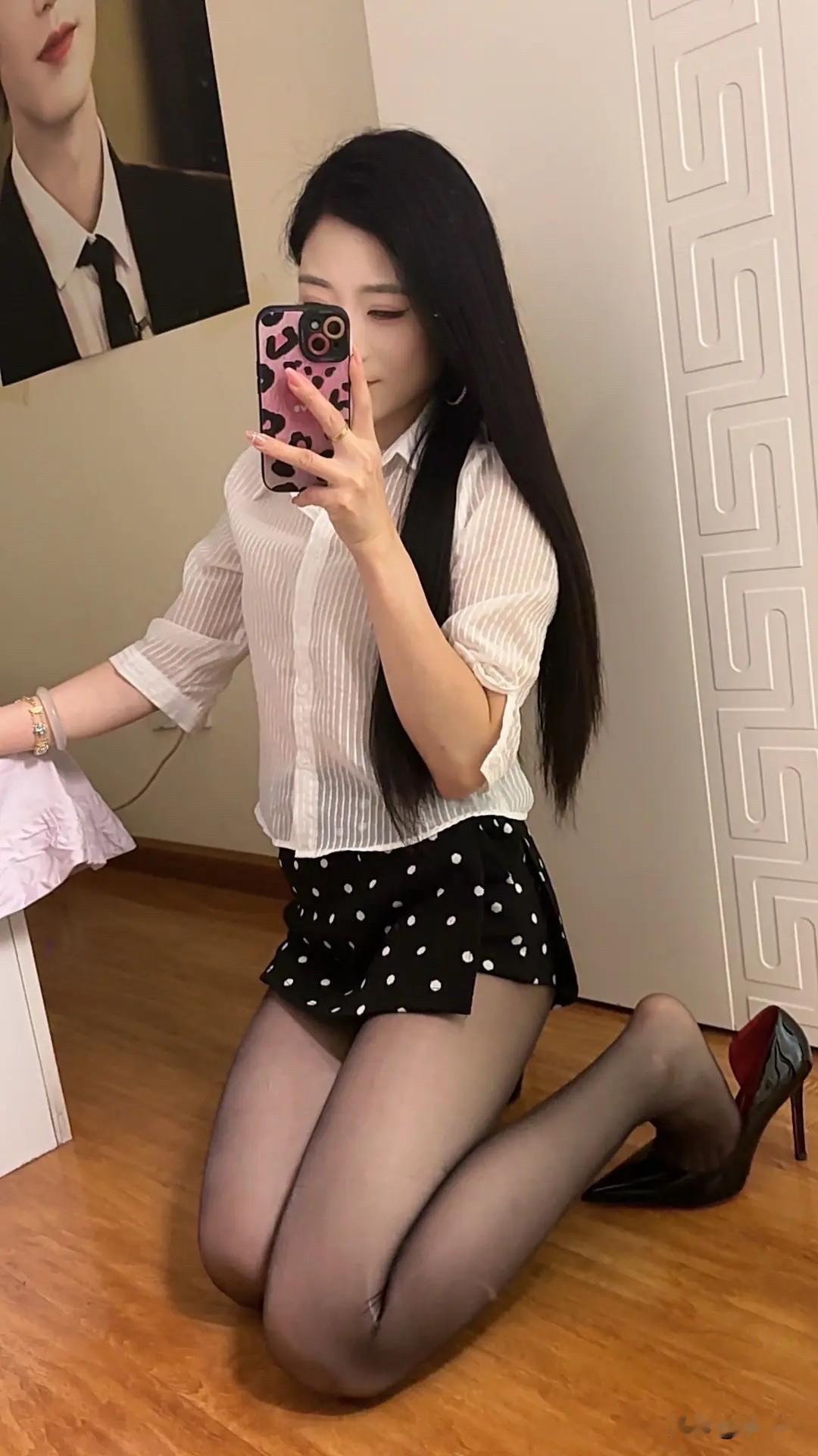 镜中人影，似梦似真。