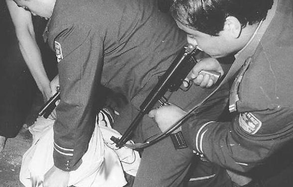 1999年11月，郑州军分区民兵武器装备库例行检查时，竟发现犯罪分子从库房外挖了