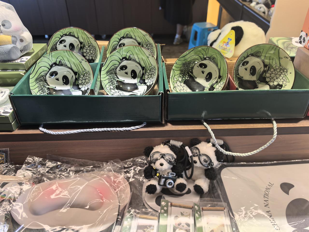 瓷盘栖着团团绿意
熊猫枕着竹影安歇
玩偶揣起小小的相机
定格此间温柔烟火