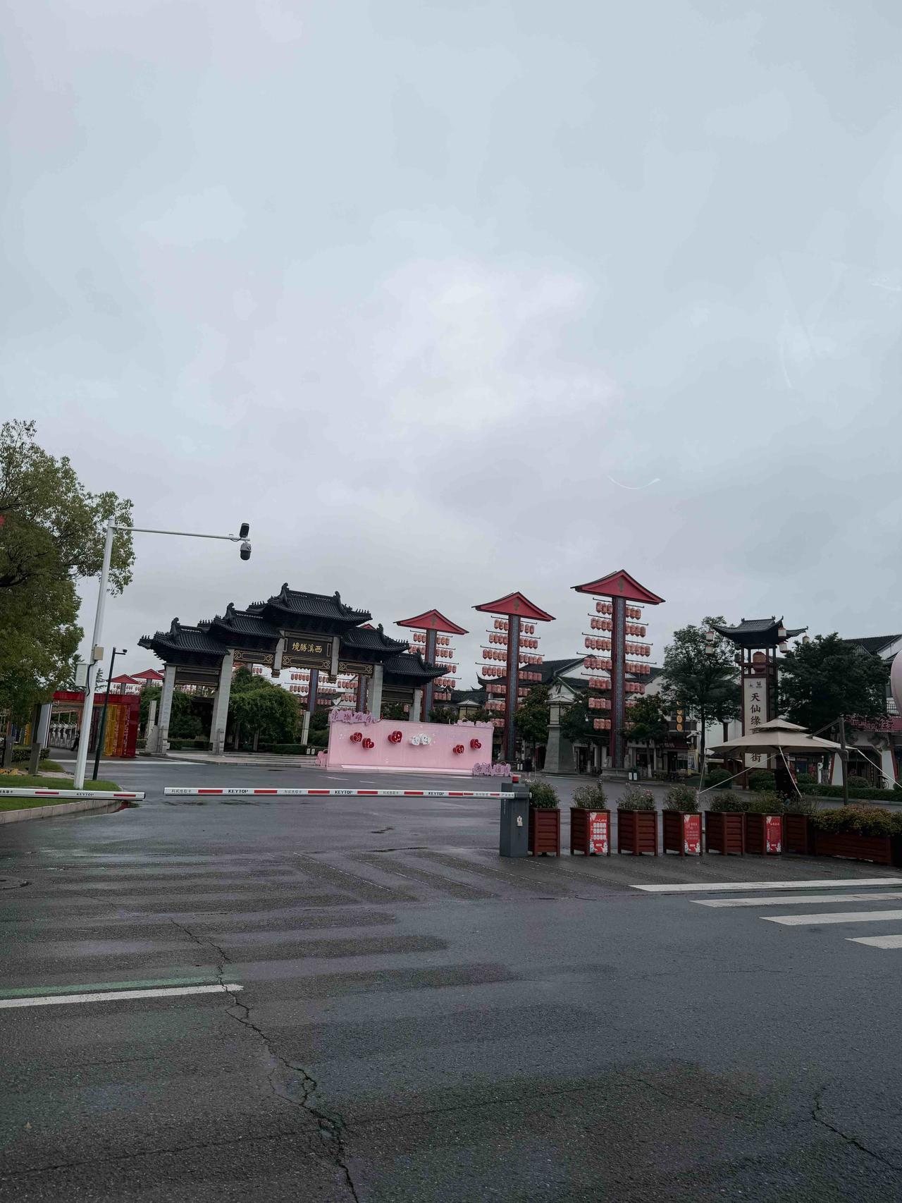 东泰铁路、东张高速的新建对于江苏省东台市的交通的重要性，东张高速使得东台可以得到