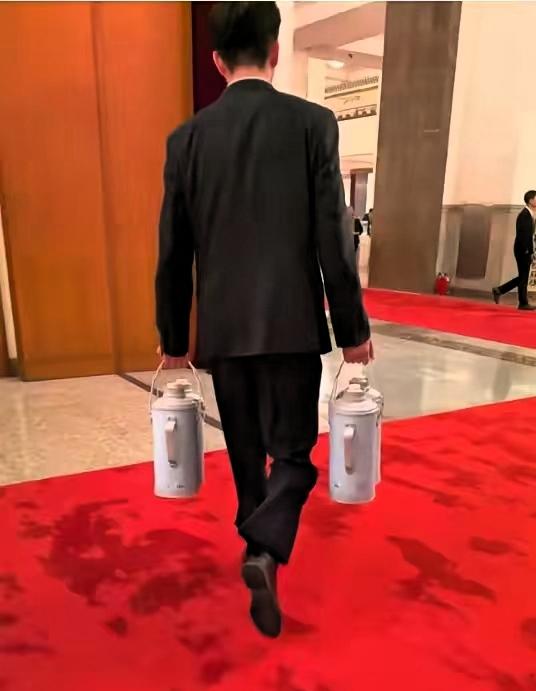 谁能想到！两会刚结束，火遍全网的竟是用了30年的老式热水瓶！
 
这种带有传统图