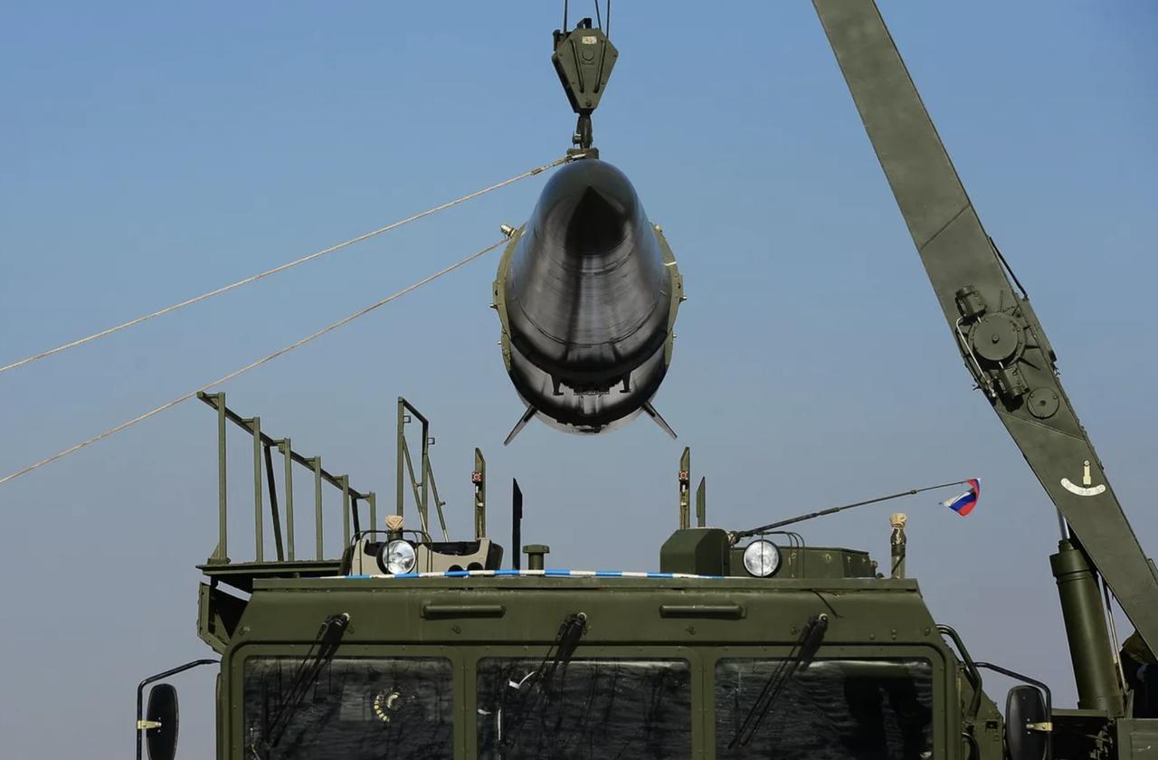 “榛树”导弹部署白俄罗斯，欧洲慌了。
俄罗斯这回可是放了个大招，把“榛树”导弹部