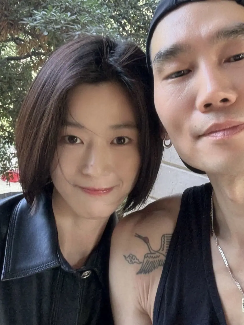 活久见 全智贤最新自拍！！！摄影师更新与全智贤自拍合影 活着活着也是看...