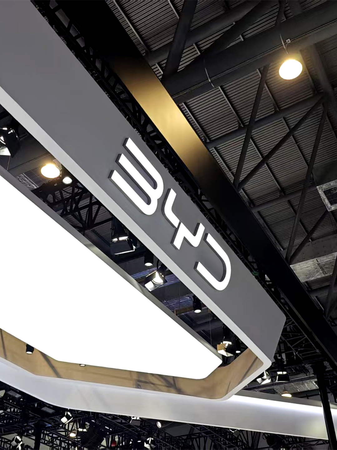 比亚迪宣布涨价 不要看到“涨价”两个字就盲目跟风带节奏。首先，这次涨价仅限于部分