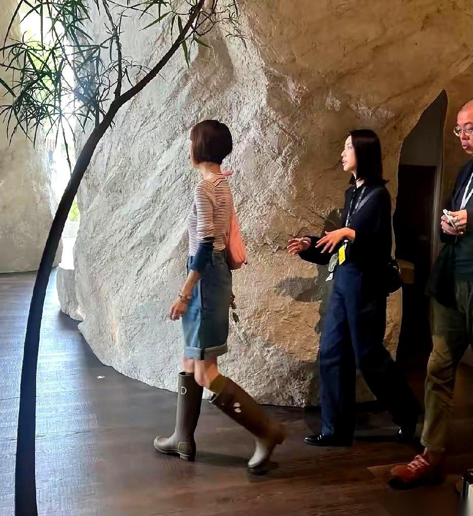 阿那亚戏剧节，人来人往。镜头扫过，鲁豫身边跟着一对年轻男女。
男的叫朱砂，女的叫