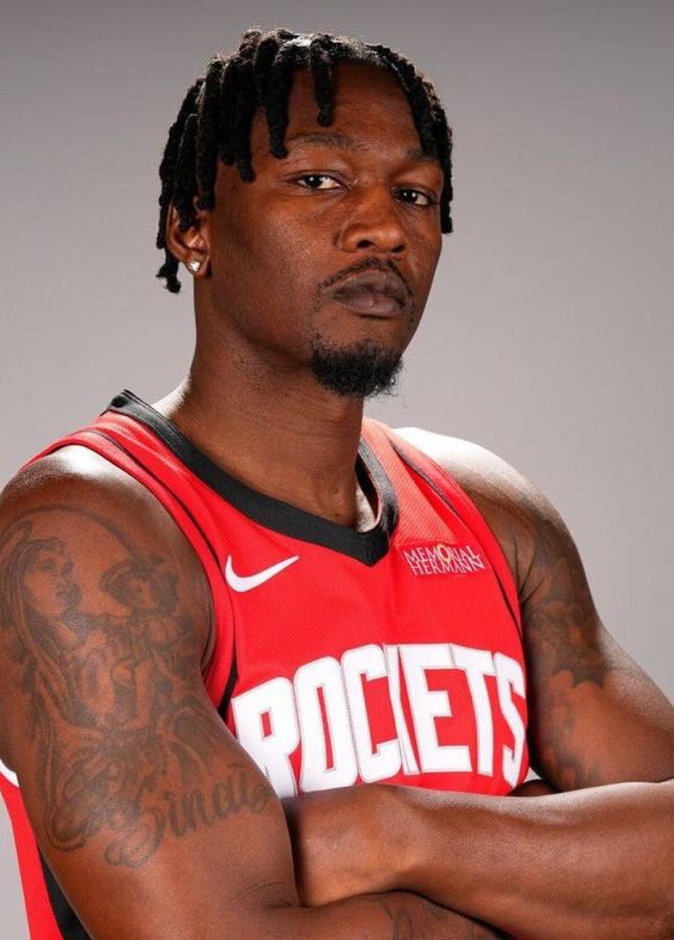 Shams：火箭队前锋多芬尼-史密斯将于今天对阵湖人队的比赛中迎来赛季首秀。芬尼