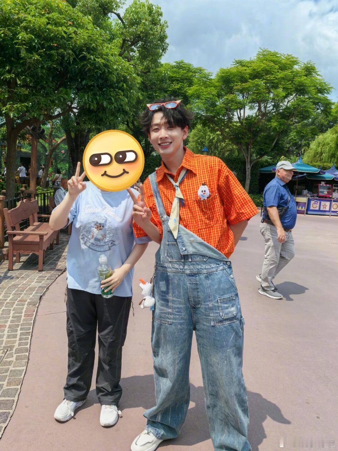 港迪偶遇齐思钧 网友们在香港迪士尼偶遇齐思钧！橙色格纹衬衫搭配元气笑容，本人比镜