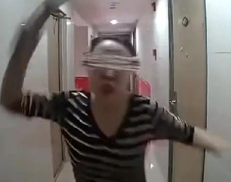 大连一女子原住户不在了
她提着砍刀就想吓走原住户，这不原住户又回来了，她就想把原