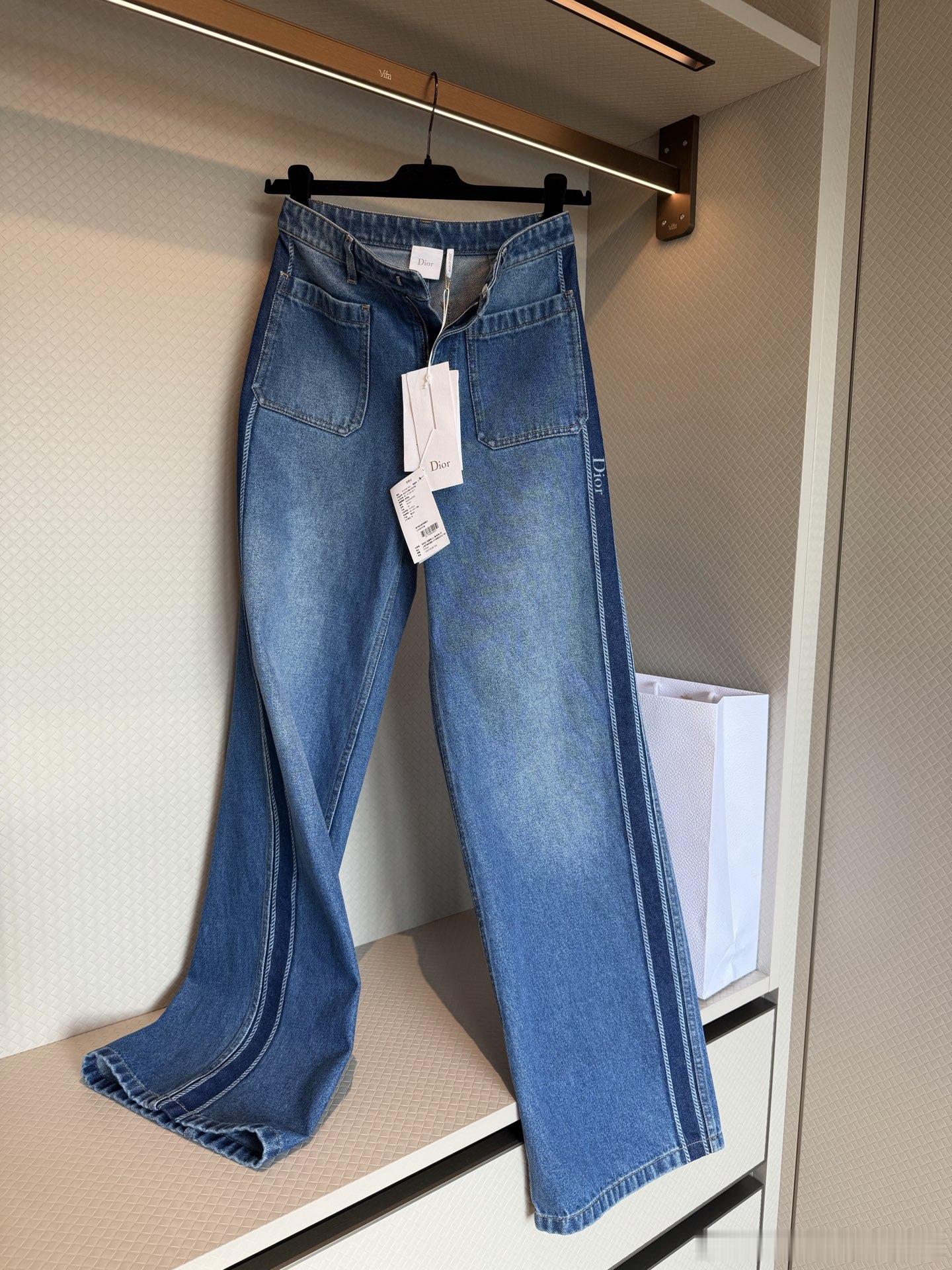 Di**蓝色牛仔裤 复古蓝色调+侧边白色刺绣“Dior”标志，品牌感满满✨。喇叭