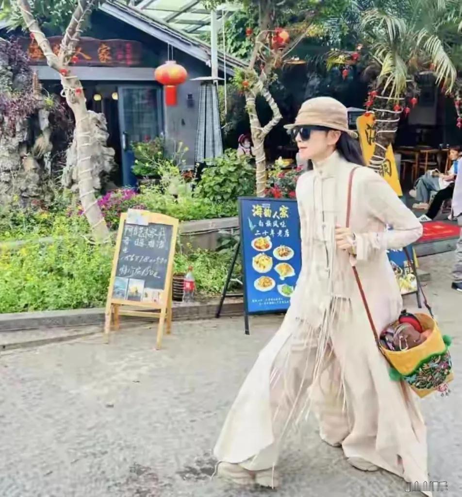 杨丽萍与富豪前夫刘淳晴的故事，展现了超越世俗的真挚情感。两人因舞蹈结缘，刘淳晴曾