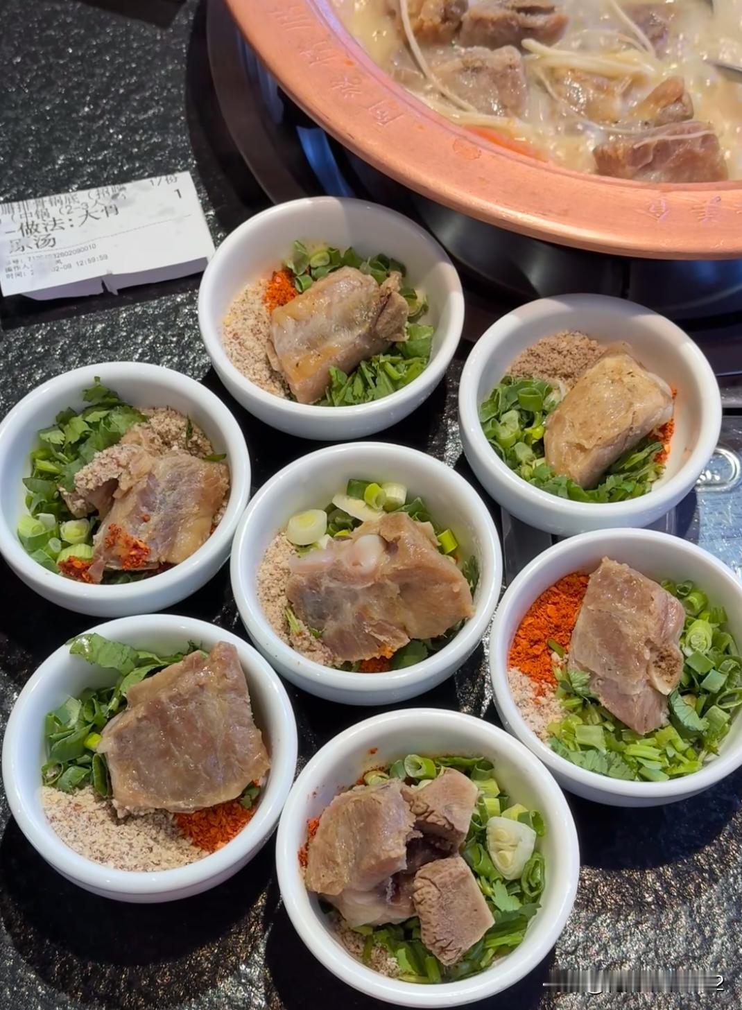 丽江古城最好吃的！！！没有之一！！！！
丽江最应该申遗的，人山人海的腊排骨火锅。