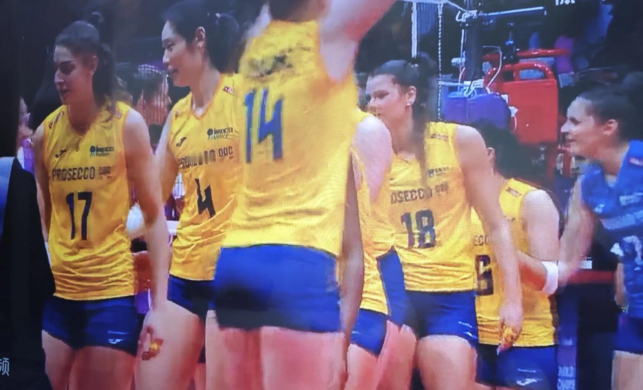 因为朱婷，杭州变成了科内的半个主场！
哪怕对手是代表中国的天津女排！
朱婷的个人