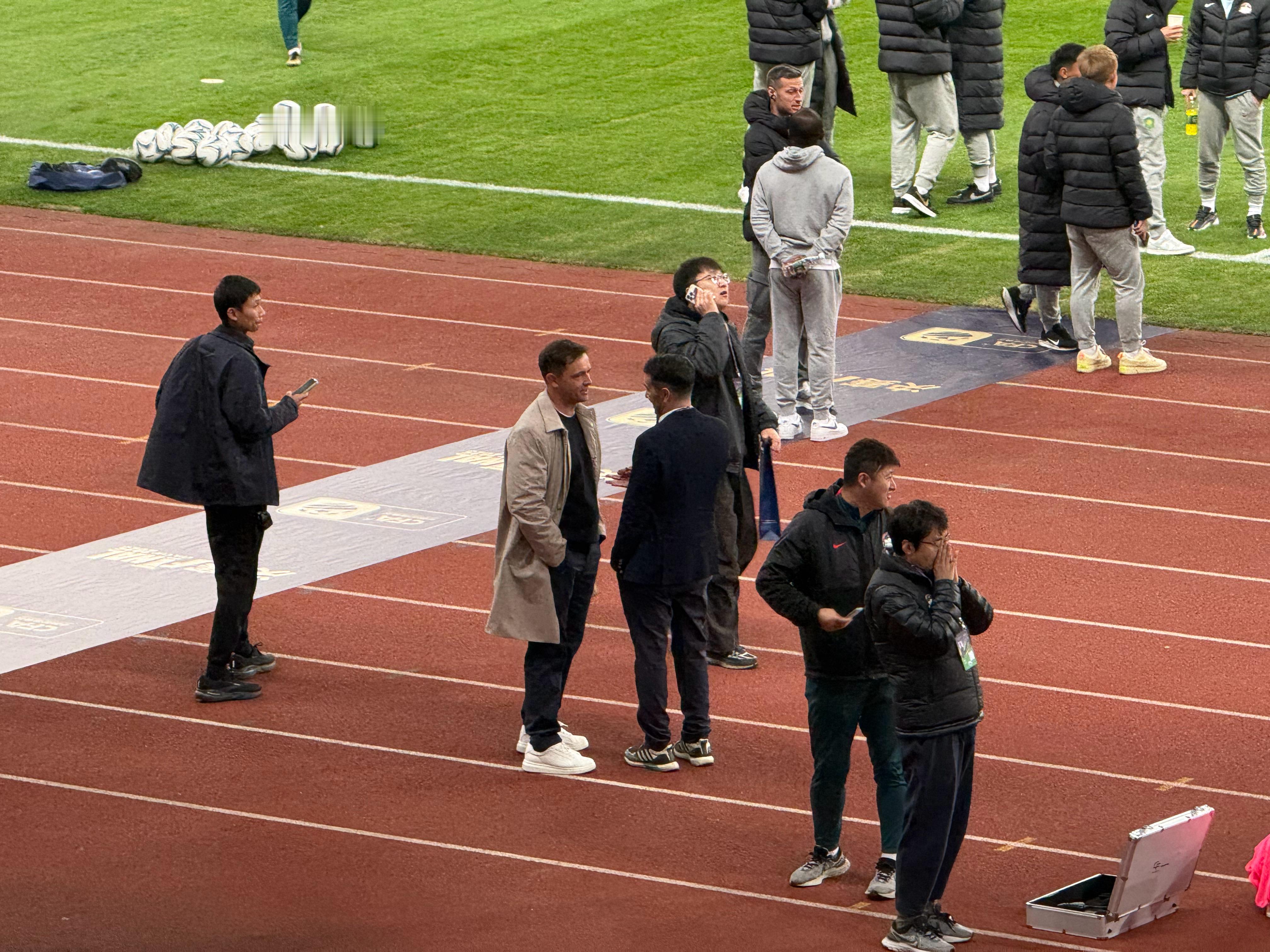 拉米罗今日ootd，战胜梅州同款米色风衣。他和河南队西班牙籍体育总监贝拉交流了许