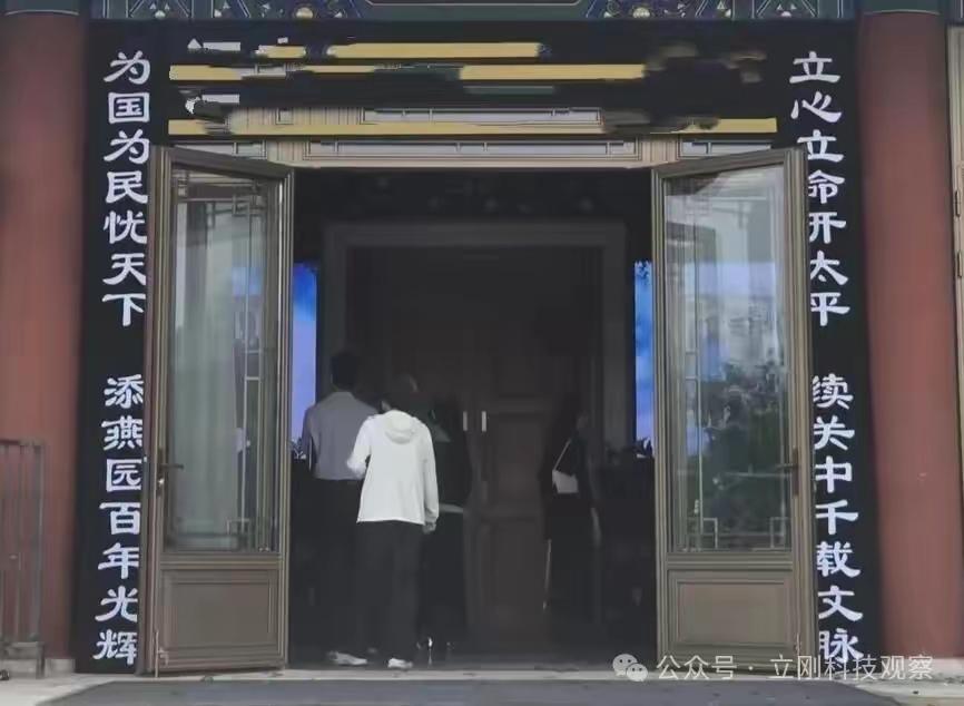 【北大毕业的相互吹捧能力举世无双】
最近有位经济学家去世，有很多纪念文章，当然也