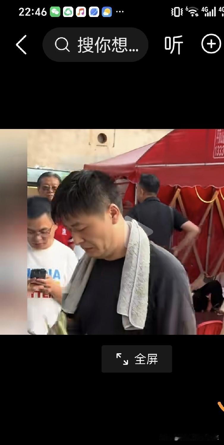 真是大千世界什么稀奇事都有，刷视频猛的一看吓我一跳，还以为张雪峰老师体验生活摆烧