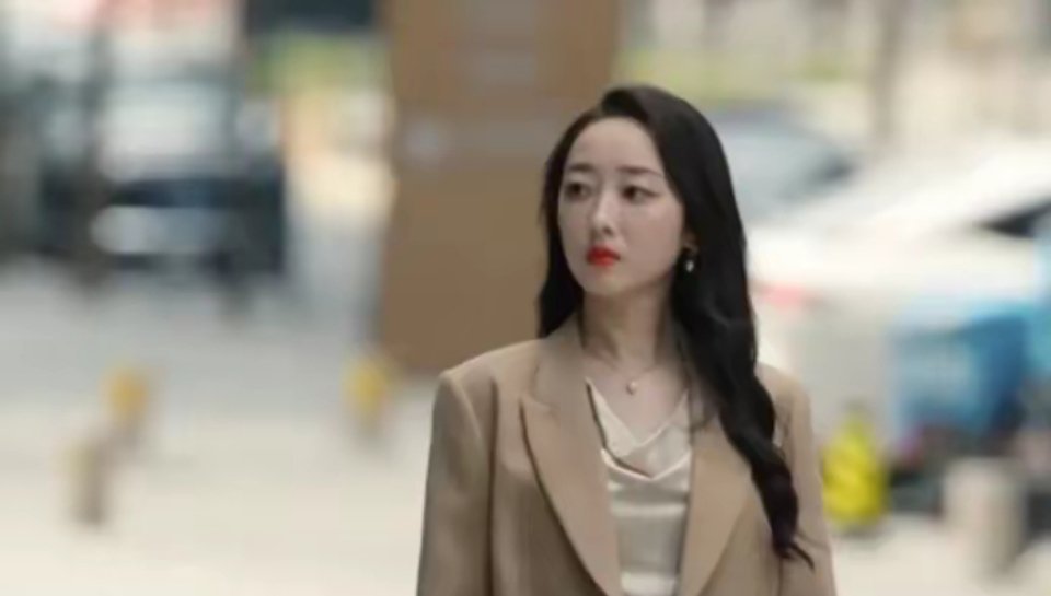 《有你的时光里》黎菲原本是一个有能力的职场女性，可她偏偏轻信了上司方励的花言巧语
