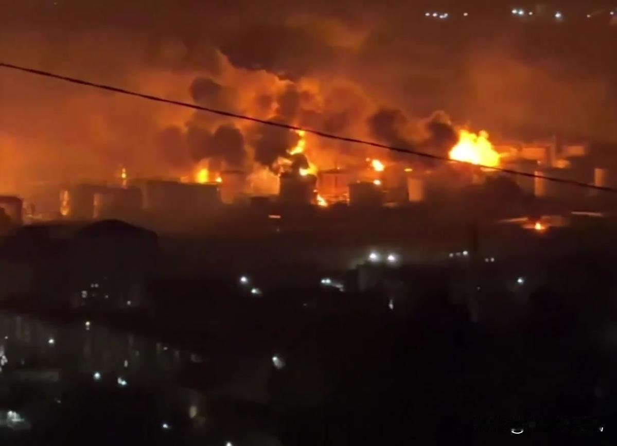 乌克兰再次袭击俄罗斯图阿普谢炼油厂！数十油罐爆燃，黑烟遮天蔽日！
4月20晚间快