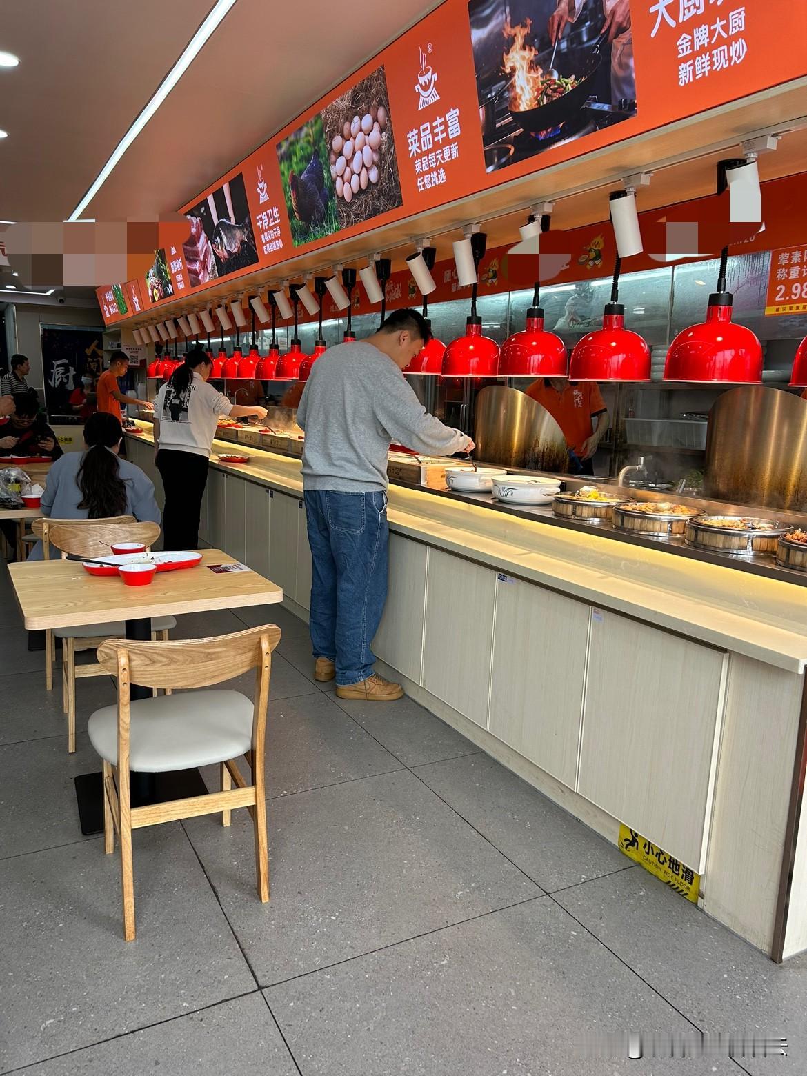 你怎么发现附近开那种称重快餐的快餐店越来越多了呢？

短短的一条街长度不过100