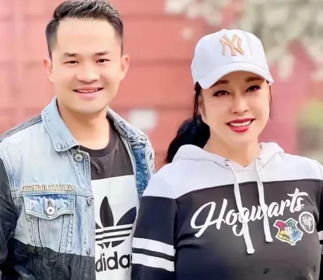 74岁刘晓庆，名人，有说她是老年人的偶像、老男人的梦中情人并非瞎掰。
36岁古柯