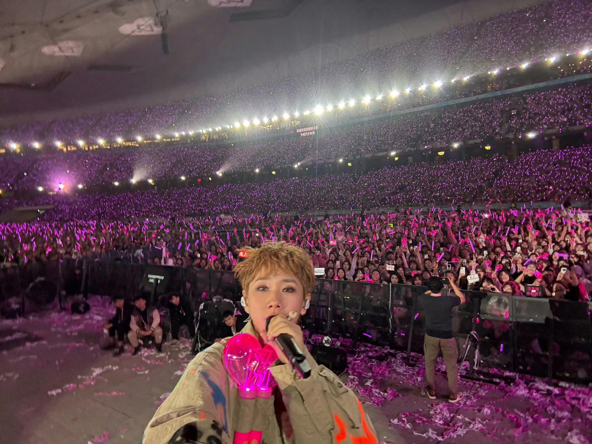 汪苏泷说今天温以凡在台下今晚鸟巢演唱会最后一场也唱了《像晴天像雨天》！而且今晚温