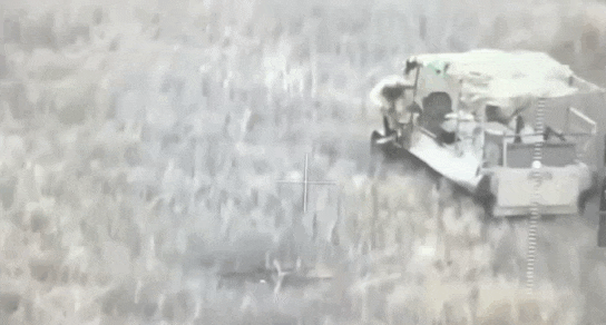 俄军自杀式步兵战车再次登场。1名俄军士兵驾驶装满炸药的装甲车开向雷区，计算好时间