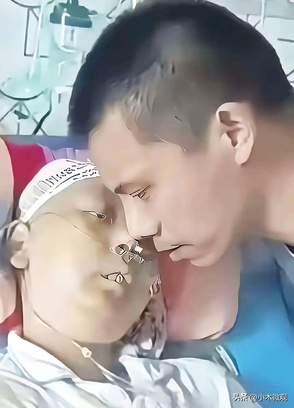 女孩的事迹太让人心疼啊！
河南一女孩病危，她紧紧抓住父亲的手不放，然后断断续续地