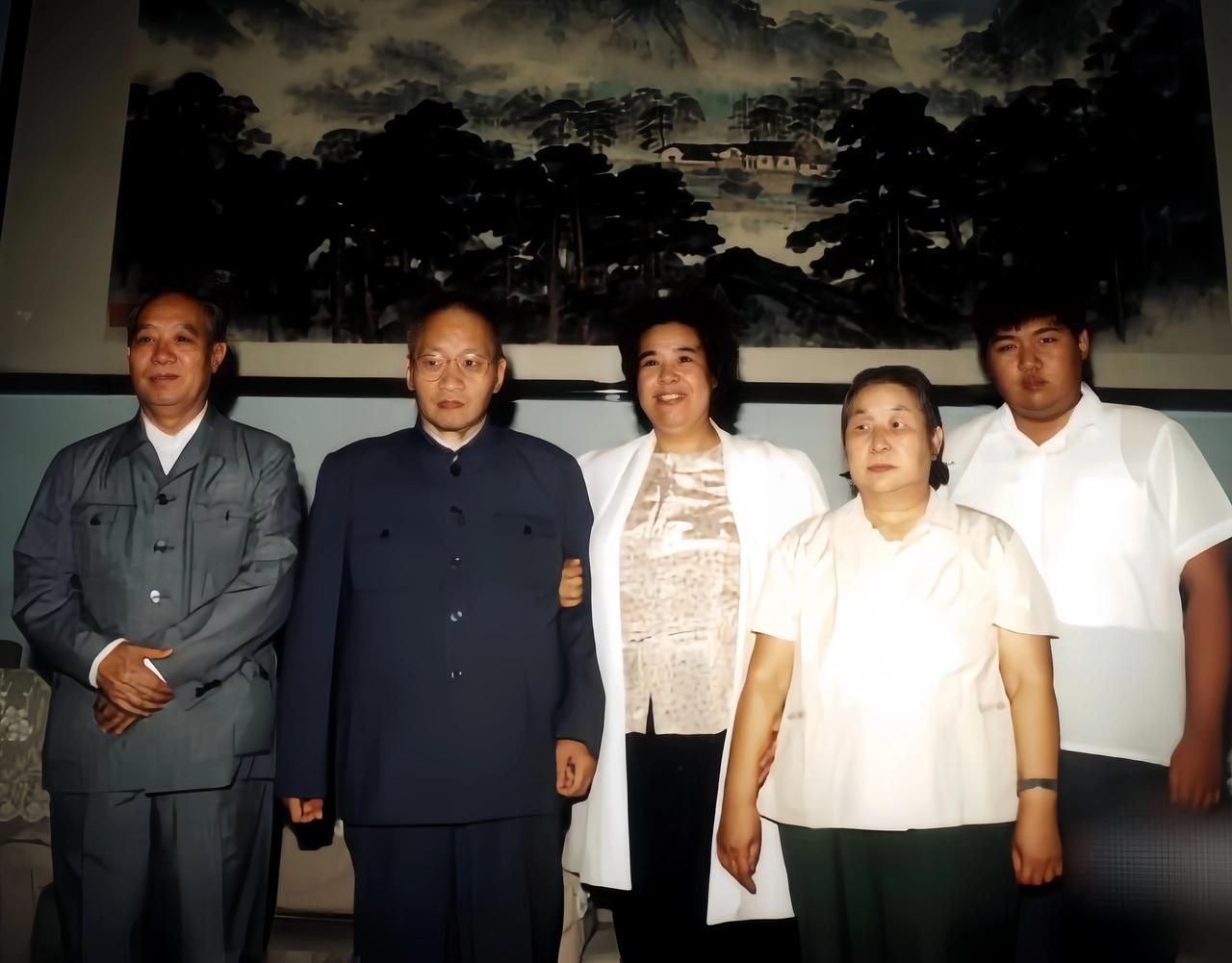 上个世纪90年代，岸青与妻子，儿子，以及友人在一起珍贵合影。
岸青和妻子邵华是通